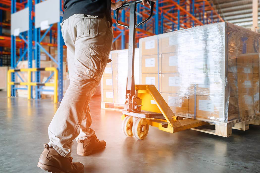 LTL shipping: Pallet on loading dock