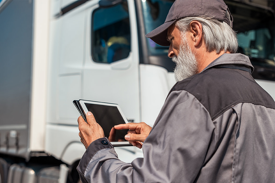 Truck driver reviewing Mexico’s Complemento Carta Porte 3.0